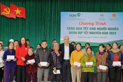 Hội Chữ thập đỏ Nghệ An trao quà Tết cho người nghèo ở huyện Tân Kỳ