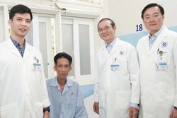 Ca phẫu thuật kéo dài 12 giờ cứu người đàn ông bị bệnh hiếm