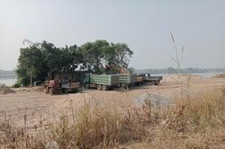 Bến bãi không phép ở Phù Đổng cố tình hoạt động sẽ bị rào lại