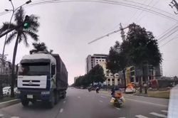 Xe tải chạy ngược chiều trên Đại lộ Lê Nin
