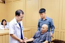 'Người tiếp lửa' ở Bệnh viện Y học cổ truyền Nguyên Phúc