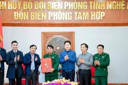 Ban Văn hóa - Xã hội, Hội đồng nhân dân tỉnh trao quà Tết và hỗ trợ xây nhà ở cho người nghèo tại huyện Tương Dương