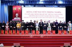 Trưởng ban Tuyên giáo Trung ương chúc Tết hộ nghèo tại tỉnh Tuyên Quang
