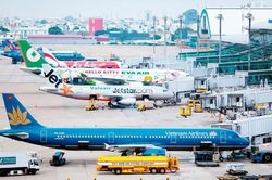 Bổ sung nhiều chuyến bay nhưng vẫn khó mua vé Tết