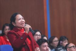 Mẹ Phạm Xuân Mạnh kể chuyện bán trâu mua giày cho con đá bóng, trong khó khăn xúc động bởi tình làng nghĩa xóm