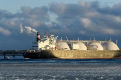 EU muốn từ bỏ khí LNG và nhôm từ Nga