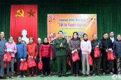 Cục Chính trị Quân khu 4 trao quà 'Tết Vì người nghèo' tại huyện Nghi Lộc.