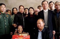 Phó Trưởng Đoàn đại biểu Quốc hội tỉnh Sùng A Lềnh chúc tết tại huyện Bảo Thắng