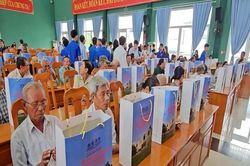 Ấm áp nghĩa tình: 400 phần quà Tết được Phó Chủ tịch Quốc hội Nguyễn Thị Thanh trao tặng