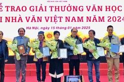 Tổng giám đốc Nhà Xuất bản Giáo dục Việt Nam Nguyễn Tiến Thanh nhận Giải thưởng của Hội Nhà văn