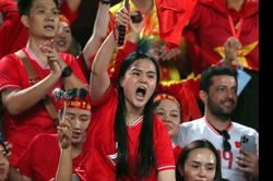 Lộ ảnh vợ Duy Mạnh cổ vũ ĐT Việt Nam 'bằng cả tính mạng'