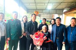 Huyện ủy Nghĩa Đàn tặng quà, chúc Tết đảng viên lão thành