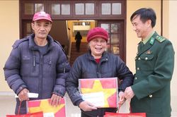 Vui Xuân, đón Tết, thắm tình quân dân