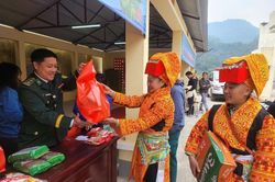 Tặng 200 suất quà cho người dân tại Chương trình 'Xuân Biên phòng ấm lòng dân bản' năm 2025