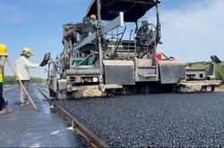 Cao tốc Biên Hòa - Vũng Tàu đoạn qua tỉnh Đồng Nai bắt đầu thảm nhựa những mét đầu tiên