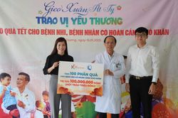 Trao quà Tết cho trẻ em có hoàn cảnh khó khăn tại các bệnh viện Nhi