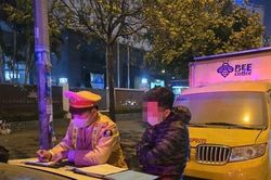 Xử phạt tài xế đỗ xe bán hàng trên đường Dương Đình Nghệ