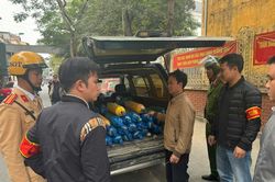 Tuần tra đêm, lực lượng 141 Đống Đa phát hiện xe ôtô 'ship' 48 bình 'khí cười'