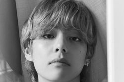 V BTS hé lộ poster 'Rêvé': Tuyệt phẩm nghệ thuật mở ra giấc mơ mới