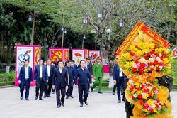 Nguyên Chủ tịch nước Trương Tấn Sang dâng hương tưởng niệm Chủ tịch Hồ Chí Minh tại Khu Di tích Kim Liên