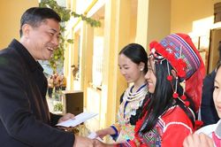 Ngành giáo dục Nghệ An trao quà tết cho giáo viên, học sinh các huyện miền núi