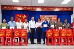 Huyện Châu Phú trao quà cho hộ nghèo, người hành nghề bán vé số