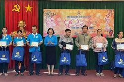 Tổ chức trao tặng quà Tết và phiên chợ 'Tết nhân ái' Ất Tỵ 2025
