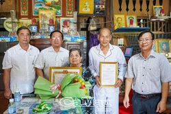 Trao huy hiệu Đảng cho 2 đảng viên lão thành