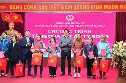 Trao quà Tết cho các gia đình có hoàn cảnh khó khăn ở huyện Phúc Thọ và thị xã Sơn Tây