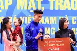 Đội trưởng ĐT Việt Nam có hành động ấm lòng sau khi nhận vinh dự lớn