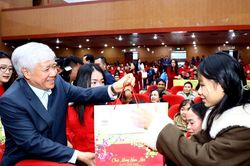 Chủ tịch Ủy ban Trung ương MTTQ Việt Nam Đỗ Văn Chiến tặng quà Tết cho công nhân, người lao động có hoàn cảnh khó khăn tại Nghệ An