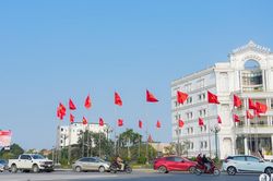 Thành phố Vinh rực rỡ cờ, hoa kỷ niệm ngày thành lập Đảng và chào đón Tết Nguyên đán