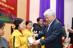 Đồng chí Đỗ Văn Chiến - Chủ tịch Ủy ban Trung ương MTTQ Việt Nam tặng quà Tết hộ nghèo tại huyện Thanh Chương