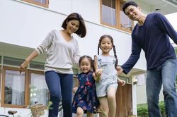 Tiết kiệm chi phí, gia đình trẻ sáng ở phố, tối về quê