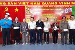 Trao quà Tết cho người dân xã Thạnh Mỹ Tây, Bình Chánh