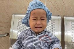 Nguy cơ mù lòa của bé trai 17 tháng tuổi bị ung thư võng mạc