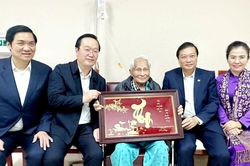 Lãnh đạo tỉnh Nghệ An và Hội đồng hương Nghệ An tại Hà Nội thăm, chúc mừng Anh hùng LLVT nhân dân - Trung tướng Nguyễn Quốc Thước tròn 100 tuổi