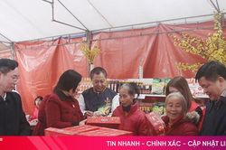 Người dân Hương Khê vui 'Chợ Tết nhân ái'