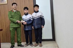 Hai học sinh nhặt được điện thoại mang trình báo cơ quan Công an