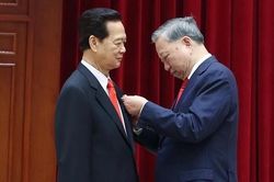 Trao huân chương Sao Vàng cho ông Nông Đức Mạnh và ông Nguyễn Tấn Dũng