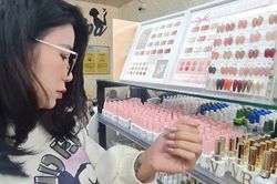 Chị em chen chân mua sắm phụ kiện làm đẹp