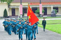 Các nữ dân quân Nghệ An luyện tập chuẩn bị cho Lễ kỷ niệm 50 năm ngày giải phóng hoàn toàn miền Nam