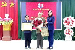 Các đồng chí lãnh đạo tỉnh trao Huy hiệu Đảng đợt 3-2
