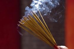 Có nên gọi hồn để biết hương linh đã siêu thoát hay chưa?