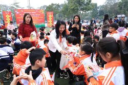 Trao 20 suất học bổng 'Thắp sáng những ước mơ' tại Vĩnh Phúc