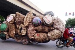 Từ 1/1/2025, người đi xe máy chở hàng cồng kềnh bị phạt tối đa bao nhiêu tiền?