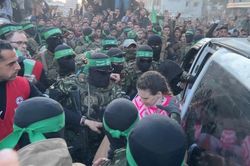 Hình ảnh 3 con tin đầu tiên được thả sau lệnh ngừng bắn ở Gaza