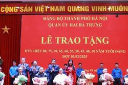 Quận Hai Bà Trưng trao Huy hiệu Đảng tặng 494 đảng viên đợt 3-2