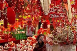 Phố phường Hà Nội đỏ rực bởi hàng trang trí Tết bày bán khắp các tuyến đường