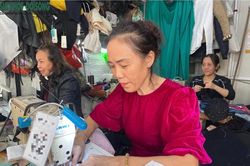 Thợ sửa quần áo 'cày' không hết việc dịp cận Tết
